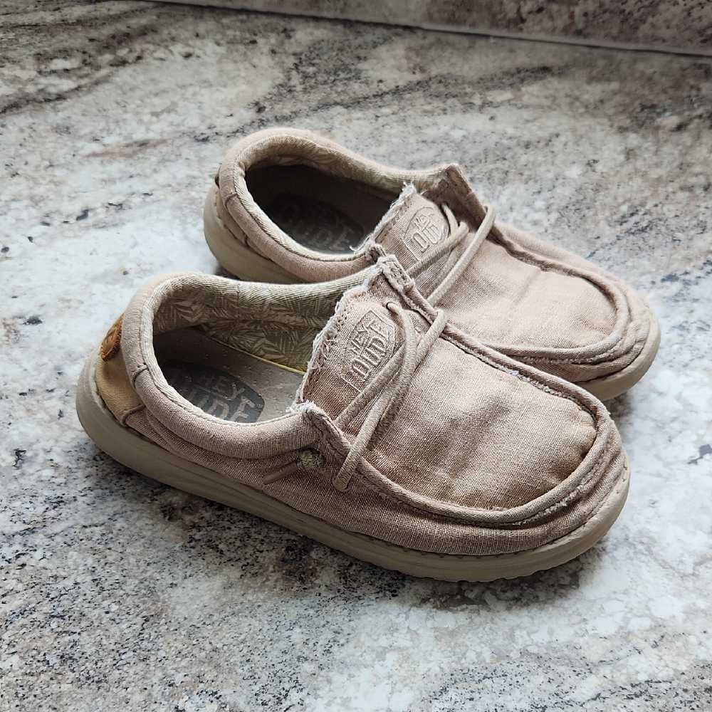 Hey dudes size 1 tan